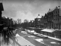816703 Gezicht op de Oudegracht te Utrecht met op de achtergrond de Jacobibrug, tijdens winterse omstandigheden.